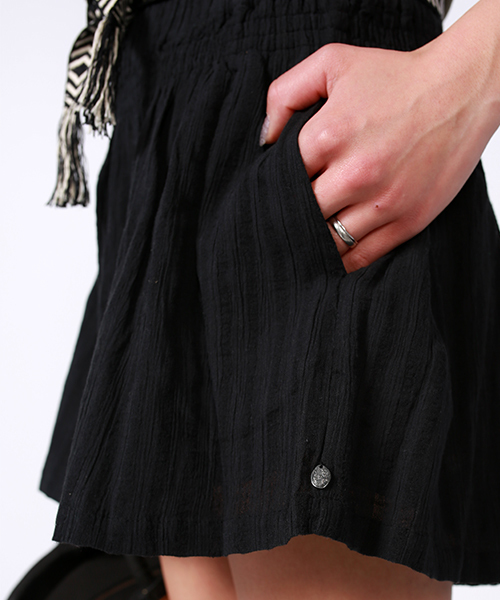 MAISON SCOTCH（メゾンスコッチ）の「MAISON SCOTCH/メゾンスコッチ　リラックスショーツ（その他パンツ・レディース・ブラック/オフホワイト・1）」の8枚目の写真