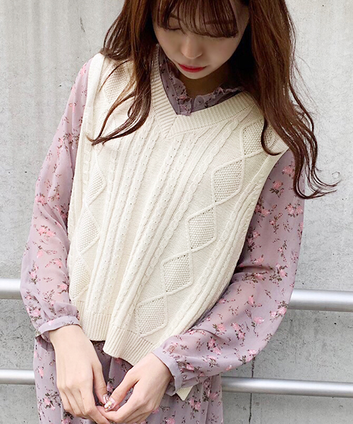 apres jour（アプレジュール）の「ケーブルＶニットベスト【ZOZOTOWN限定アイテム】（ニット/セーター・レディース・ブルー/ライトグリーン/アイボリー/スモークピンク・フリー）」の12枚目の写真