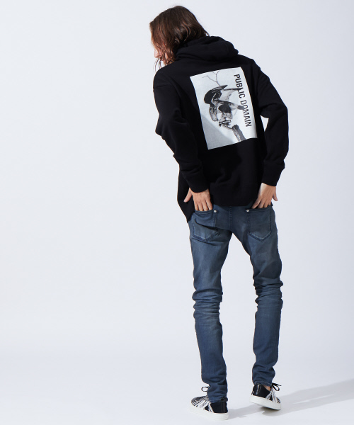 5351 POUR LES HOMMES(ゴーサンゴーイチプールオム)の「度詰め裏毛グラフィックパーカー(パーカー・メンズ・ブラック/グレー・44/46/48/50)」の3枚目の写真