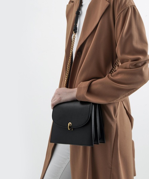 CHARLES & KEITH（チャールズ & キース）の「ミニトラペーズ クロスボディバッグ / Mini Trapeze