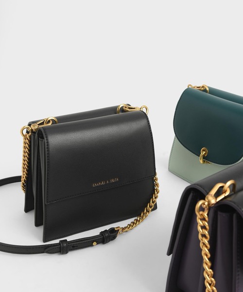 CHARLES & KEITH（チャールズ & キース）の「ミニトラペーズ クロスボディバッグ / Mini Trapeze