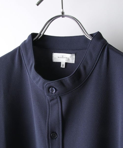 NILWAY(ニルウェイ)の「梨地ボリュームスリーブバンドカラーシャツ(シャツ/ブラウス・メンズ・ブラック/ベージュ/ネイビー/ブラウン/グレー・MEDIUM/LARGE)」の6枚目の写真