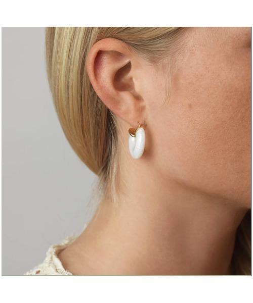 ANNI LU（アニールー）の「Cloudy Bay - White Shell Hoop /ピアス（ピアス（両耳用）・レディース・ゴールド・FREE）」の2枚目の写真