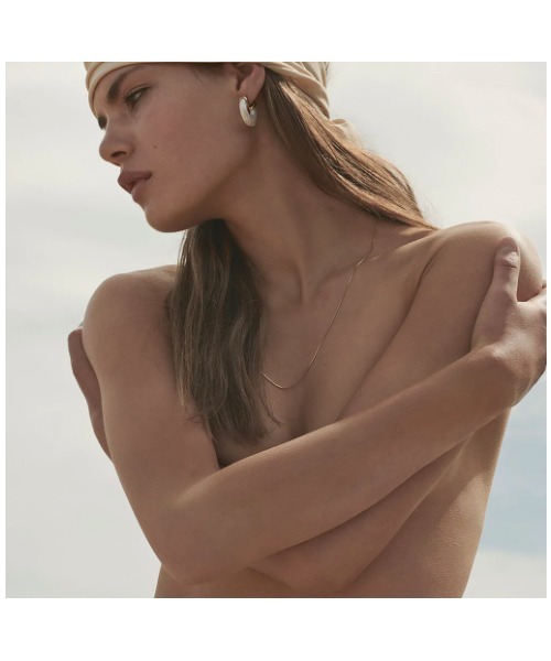 ANNI LU（アニールー）の「Cloudy Bay - White Shell Hoop /ピアス（ピアス（両耳用）・レディース・ゴールド・FREE）」の3枚目の写真