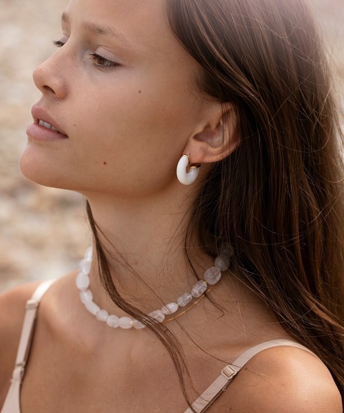 ANNI LU（アニールー）の「Cloudy Bay - White Shell Hoop /ピアス（ピアス（両耳用）・レディース・ゴールド・FREE）」の4枚目の写真