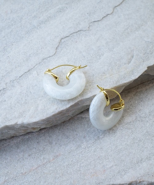ANNI LU（アニールー）の「Cloudy Bay - White Shell Hoop /ピアス（ピアス（両耳用）・レディース・ゴールド・FREE）」の9枚目の写真
