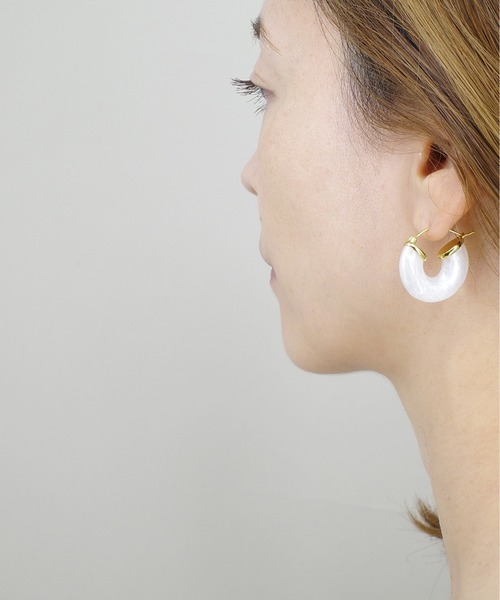 ANNI LU（アニールー）の「Cloudy Bay - White Shell Hoop /ピアス（ピアス（両耳用）・レディース・ゴールド・FREE）」の16枚目の写真
