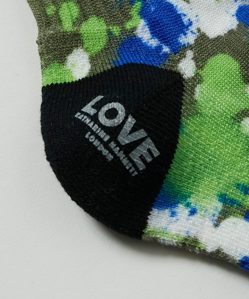KATHARINE HAMNETT LONDON （キャサリンハムネットロンドン）の「KATHARINE HAMNETT LONDON/キャサリンハムネットロンドン Love Spray socks（ソックス/靴下・メンズ・チャコール/カーキ・FREE/25-27CM）」の3枚目の写真