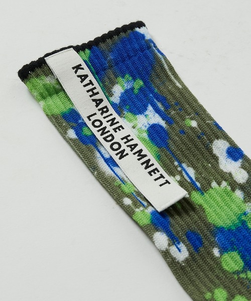 KATHARINE HAMNETT LONDON （キャサリンハムネットロンドン）の「KATHARINE HAMNETT LONDON/キャサリンハムネットロンドン Love Spray socks（ソックス/靴下・メンズ・チャコール/カーキ・FREE/25-27CM）」の4枚目の写真