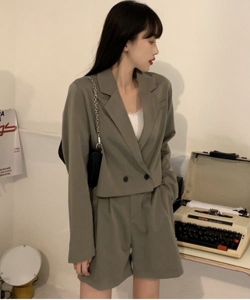 MANGROVE（マングローブ）の「【セットアップ対応】タック入りショートパンツ（その他パンツ・レディース・ブラック/カーキ系・FREE）」の4枚目の写真