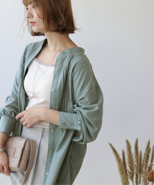 frames RAY CASSIN(フレームスレイカズン)の「【WEB限定】ボリュームスリーブピンタックチュニック(シャツ/ブラウス・レディース・ベージュ/オフホワイト/グリーン/スミクロ・FREE)」の21枚目の写真