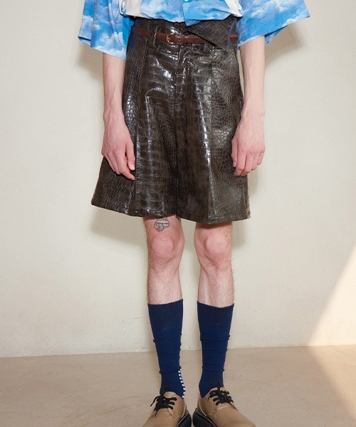MIXSEVEN（ミックスセブン）の「アシンメトリーフェイククロコダイルレザーショーツ MX21S23【MIX SEVEN】（その他パンツ・メンズ・ダークブラウン・S/M/L）」の5枚目の写真