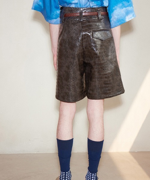 MIXSEVEN（ミックスセブン）の「アシンメトリーフェイククロコダイルレザーショーツ MX21S23【MIX SEVEN】（その他パンツ・メンズ・ダークブラウン・S/M/L）」の3枚目の写真