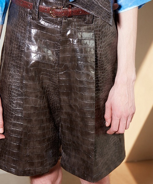 MIXSEVEN（ミックスセブン）の「アシンメトリーフェイククロコダイルレザーショーツ MX21S23【MIX SEVEN】（その他パンツ・メンズ・ダークブラウン・S/M/L）」の14枚目の写真