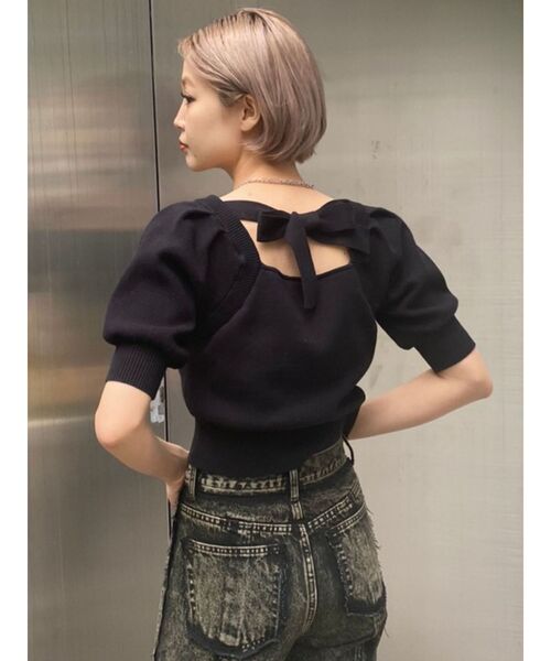 EMODA(エモダ)の「バックタイコンパクトニット(ニット/セーター・レディース・ブラック/ベージュ/パープル・FREE)」の1枚目の写真