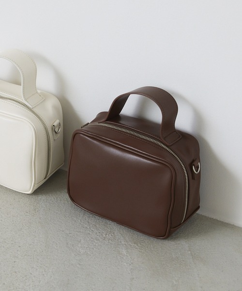 forksy.(フォルクシー)の「【forksy.】スクエアショルダーバッグ スムースPUレザー&キャンバスPUレザーコンビ(ボストンバッグ・レディース・ホワイト/ブラック/ダークブラウン/ライトイエロー/ケリーグリーン/ブラック系その他・FREE)」の5枚目の写真