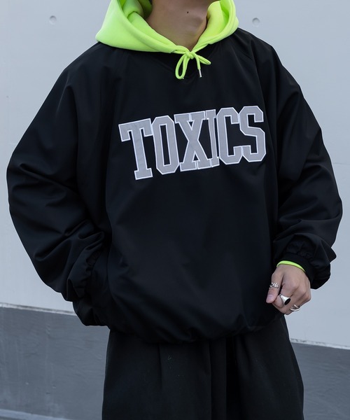 kutir(クティール)の「TOXICSカレッジプルオーバー(パーカー・メンズ・ブラック/イエロー/グリーン・MEDIUM/LARGE)」の2枚目の写真