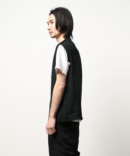 THIBAULT VAN DER STRAETE（ティボー・ヴァン・ダル・ストラット）の「THIBAULT VAN DER STRAETE | 〈別注〉マーセライズコットン クルーネックベスト MEN（ベスト・メンズ・ベージュ/ネイビー/ブラック・MEDIUM/LARGE）」の4枚目の写真