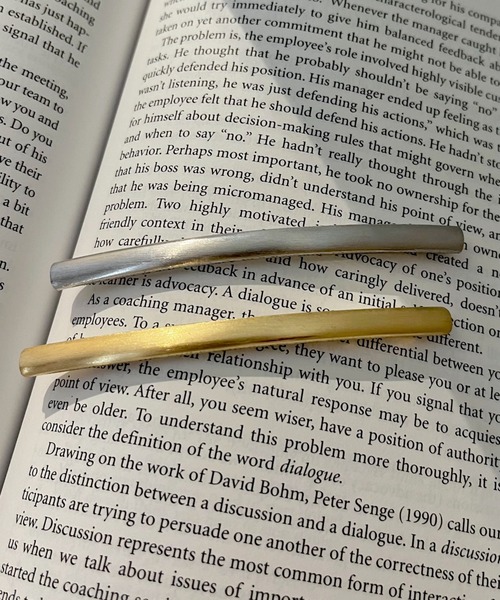 iso(イソ)の「スリムニュアンススティックメタルバレッタ(バレッタ/ヘアクリップ・レディース・シルバー/ゴールド・FREE)」の3枚目の写真