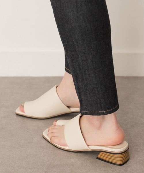 RODE SKO（ロデスコ）の「スクエアトゥトングサンダル（サンダル・レディース・アイボリー/ブラック・36/37/38）」の4枚目の写真