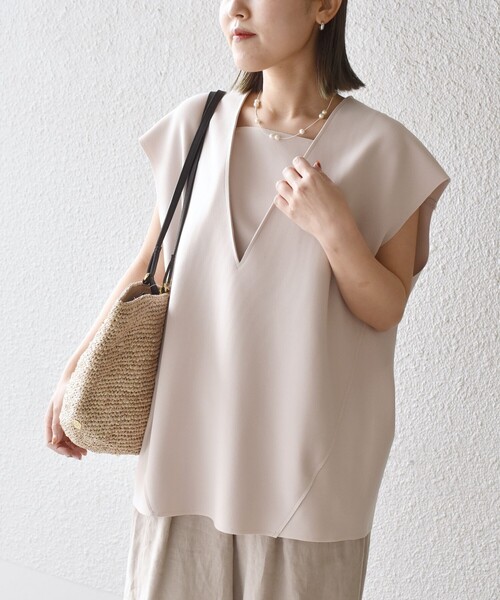 SHIPS（シップス）の「*〈手洗い可能〉梨地Vネックトップス◇（ベスト・レディース・ブラック/ベージュ/ダークブルー/ブルー系・ONE SIZE）」の9枚目の写真