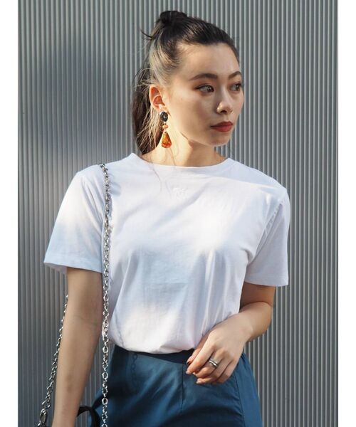 EVRIS（エヴリス）の「ワンポイントタイトT（Tシャツ/カットソー・レディース・ホワイト/ブラック/ブラウン・FREE）」の2枚目の写真