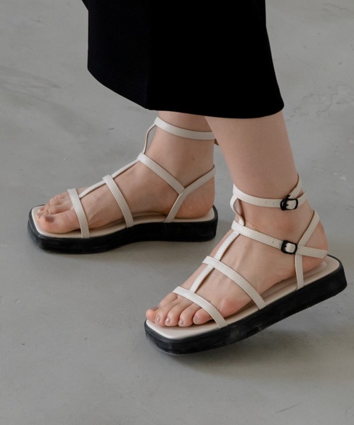 VACANCY(ヴァカンシー)の「グラディエーターストラップサンダル(サンダル・レディース・アイボリー/シルバー/ブラック・LARGE/X-LARGE/MEDIUM)」の2枚目の写真