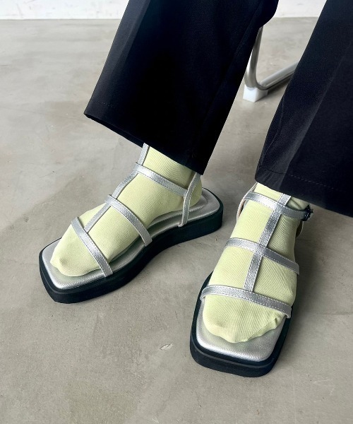 VACANCY(ヴァカンシー)の「グラディエーターストラップサンダル(サンダル・レディース・アイボリー/シルバー/ブラック・LARGE/X-LARGE/MEDIUM)」の14枚目の写真