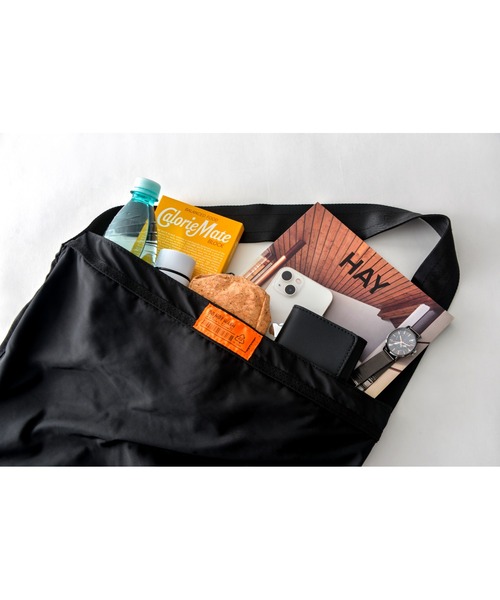 DEVICE+（デバイスプラス）の「DEVICE ＋ 高密度ナイロン ショルダーバッグ（ショルダーバッグ・レディース・ダークグレー/アイボリー/ブラック・FREE）」の11枚目の写真