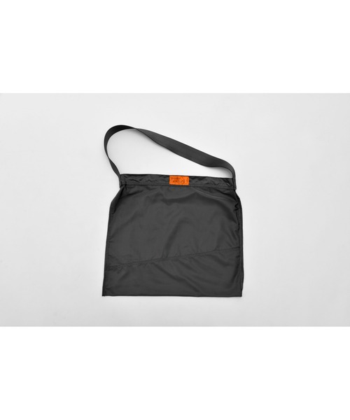 DEVICE+（デバイスプラス）の「DEVICE ＋ 高密度ナイロン ショルダーバッグ（ショルダーバッグ・レディース・ダークグレー/アイボリー/ブラック・FREE）」の7枚目の写真