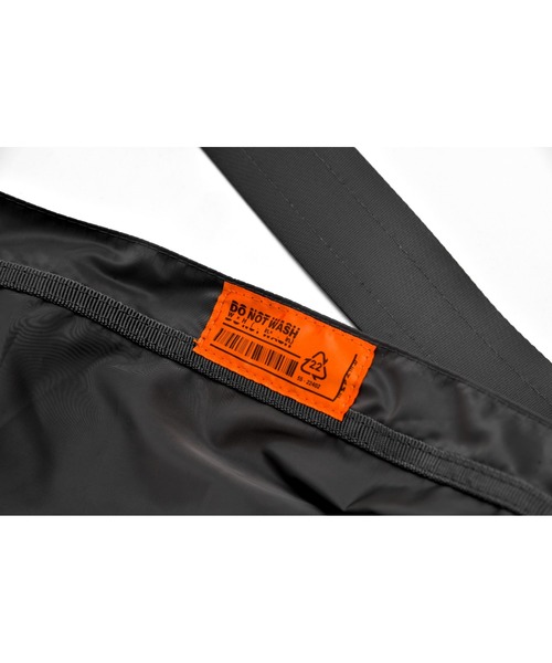 DEVICE+（デバイスプラス）の「DEVICE ＋ 高密度ナイロン ショルダーバッグ（ショルダーバッグ・レディース・ダークグレー/アイボリー/ブラック・FREE）」の12枚目の写真