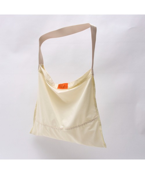 DEVICE+（デバイスプラス）の「DEVICE ＋ 高密度ナイロン ショルダーバッグ（ショルダーバッグ・レディース・ダークグレー/アイボリー/ブラック・FREE）」の6枚目の写真