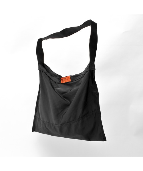 DEVICE+（デバイスプラス）の「DEVICE ＋ 高密度ナイロン ショルダーバッグ（ショルダーバッグ・レディース・ダークグレー/アイボリー/ブラック・FREE）」の4枚目の写真