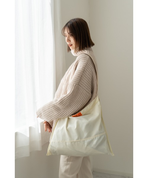 DEVICE+（デバイスプラス）の「DEVICE ＋ 高密度ナイロン ショルダーバッグ（ショルダーバッグ・レディース・ダークグレー/アイボリー/ブラック・FREE）」の22枚目の写真