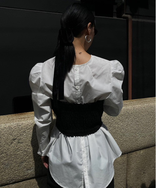 アメリヴィンテージ2WAY SHOULDER TUCK BLOUSE Ameri（アメリ）の「2WAY SHOULDER TUCK BLOUSE（シャツ