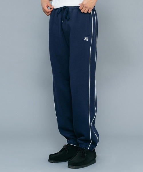 XLARGE（エクストララージ）の「EMBROIDERED LOGO PIPING SWEAT PANTS（スウェットパンツ・メンズ・アッシュ/ネイビー/ブラック・L/M/XL/S）」の3枚目の写真