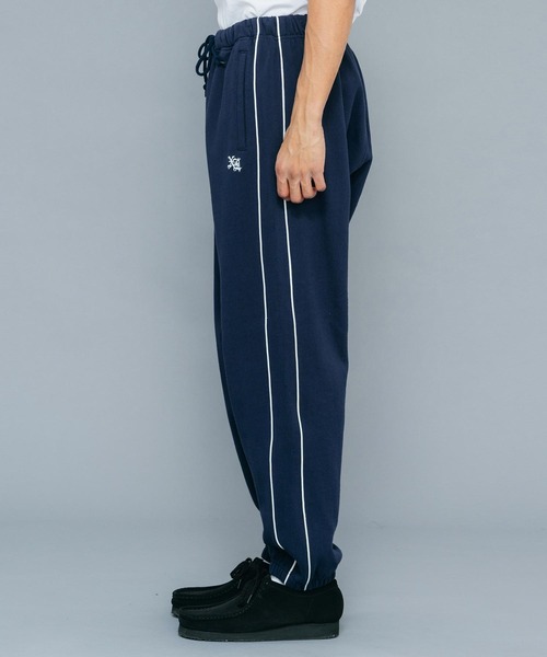 XLARGE（エクストララージ）の「EMBROIDERED LOGO PIPING SWEAT PANTS（スウェットパンツ・メンズ・アッシュ/ネイビー/ブラック・L/M/XL/S）」の4枚目の写真