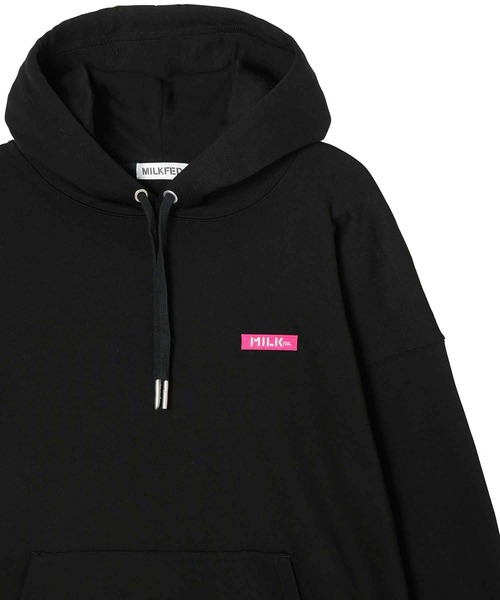 MILKFED.(ミルクフェド)の「BAR WAPPEN SWEAT HOODIE(パーカー・レディース・オフホワイト/アッシュ/ブラック・ONE SIZE)」の1枚目の写真