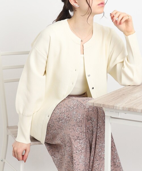 Cutie Blonde(キューティーブロンド)の「◆抜け感あふれるキーネック スポンディッシュカーディガン(カーディガン/ボレロ・レディース・ブラック/サックスブルー/アイボリー・00)」の2枚目の写真