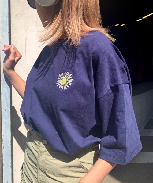 SHAGGIE(シャギー)の「デイジーフロント刺繍バックプリントオーバーTEEシャツ(Tシャツ/カットソー・レディース・ピンク/ホワイト/ネイビー・FREE)」の4枚目の写真