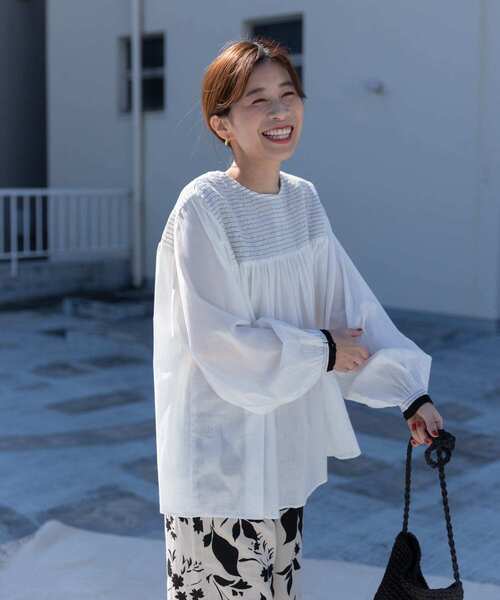 URBAN RESEARCH DOORS(アーバンリサーチドアーズ)の「コットンボイル配色シャーリングブラウス(シャツ/ブラウス・レディース・ブラック/ブルー系その他/オフホワイト・MEDIUM)」の5枚目の写真