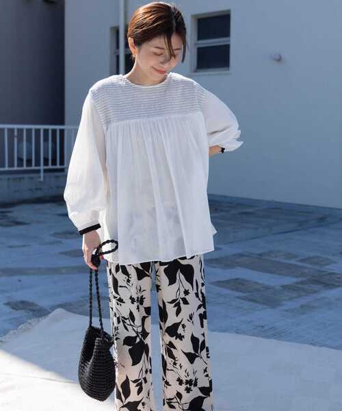 URBAN RESEARCH DOORS(アーバンリサーチドアーズ)の「コットンボイル配色シャーリングブラウス(シャツ/ブラウス・レディース・ブラック/ブルー系その他/オフホワイト・MEDIUM)」の17枚目の写真