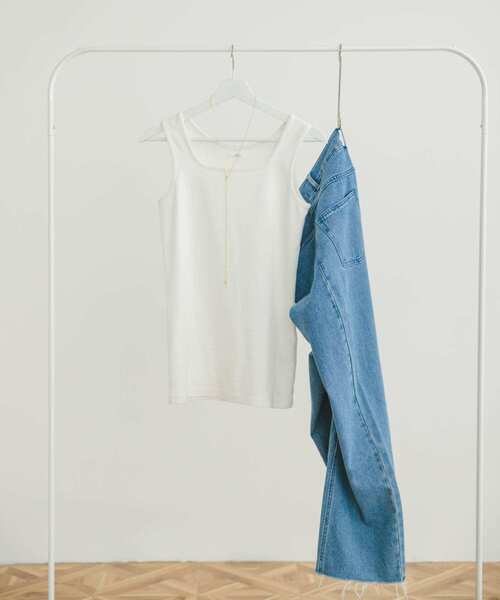 ITEMS URBANRESEARCH(アイテムズ アーバンリサーチ)の「リップルスクエアネックタンクトップ(タンクトップ・レディース・グレー系その他/ブラック/グリーン/ホワイト/オレンジ・FREE)」の2枚目の写真