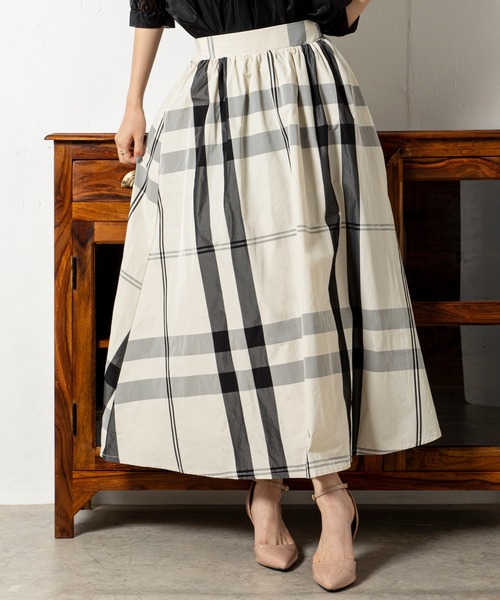 MILLION CARATS（ミリオンカラッツ）の「光沢のある生地をたっぷりと使用し、歩くたびに揺れるフレアを美しく引き立てる、大胆チェックのフレアスカート（スカート・レディース・オフホワイト/ブラック・FREE）」の2枚目の写真