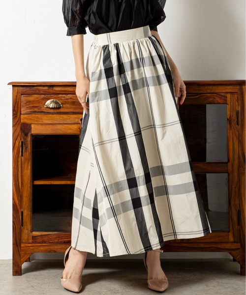 MILLION CARATS（ミリオンカラッツ）の「光沢のある生地をたっぷりと使用し、歩くたびに揺れるフレアを美しく引き立てる、大胆チェックのフレアスカート（スカート・レディース・オフホワイト/ブラック・FREE）」の11枚目の写真