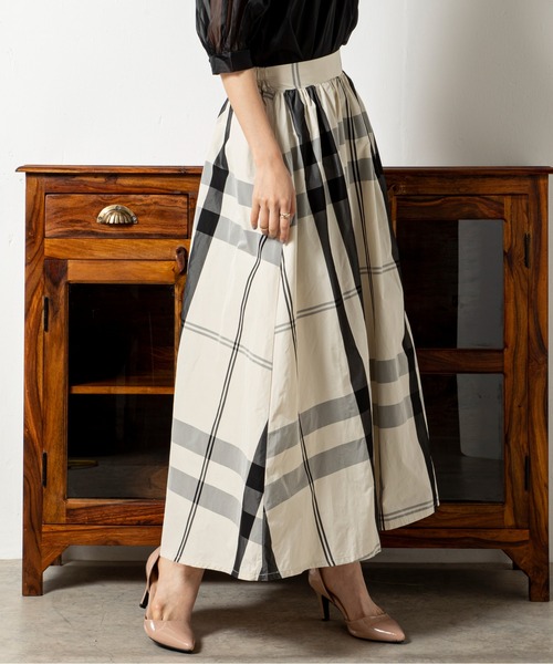 MILLION CARATS（ミリオンカラッツ）の「光沢のある生地をたっぷりと使用し、歩くたびに揺れるフレアを美しく引き立てる、大胆チェックのフレアスカート（スカート・レディース・オフホワイト/ブラック・FREE）」の8枚目の写真