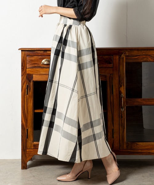 MILLION CARATS（ミリオンカラッツ）の「光沢のある生地をたっぷりと使用し、歩くたびに揺れるフレアを美しく引き立てる、大胆チェックのフレアスカート（スカート・レディース・オフホワイト/ブラック・FREE）」の9枚目の写真