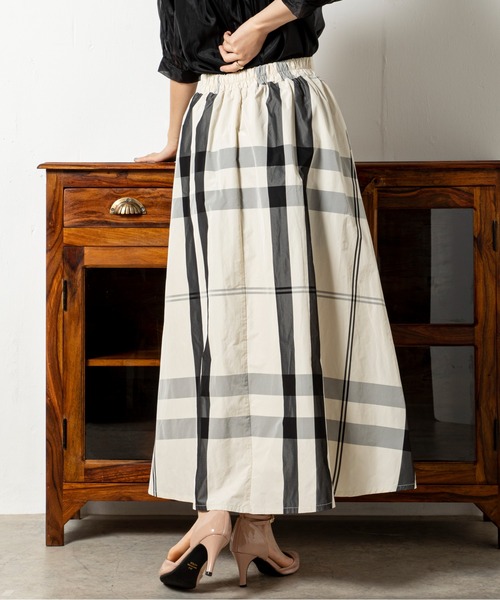 MILLION CARATS（ミリオンカラッツ）の「光沢のある生地をたっぷりと使用し、歩くたびに揺れるフレアを美しく引き立てる、大胆チェックのフレアスカート（スカート・レディース・オフホワイト/ブラック・FREE）」の3枚目の写真