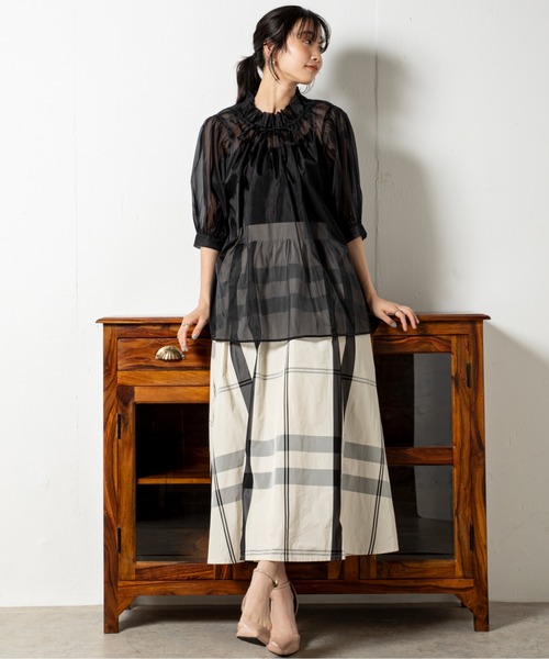 MILLION CARATS（ミリオンカラッツ）の「光沢のある生地をたっぷりと使用し、歩くたびに揺れるフレアを美しく引き立てる、大胆チェックのフレアスカート（スカート・レディース・オフホワイト/ブラック・FREE）」の13枚目の写真