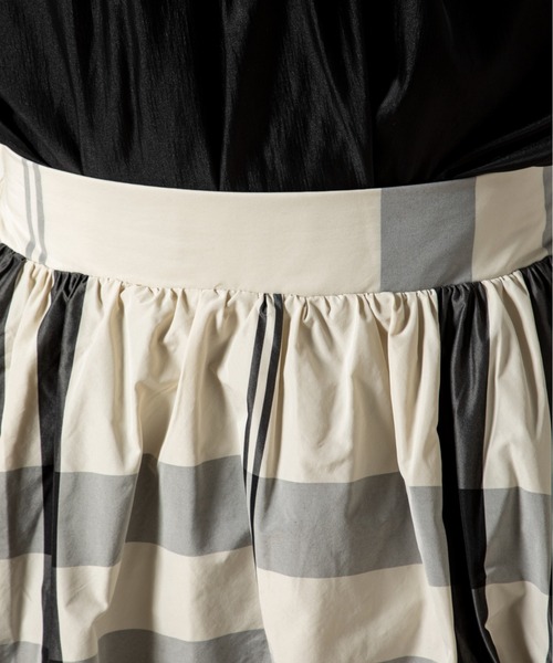 MILLION CARATS（ミリオンカラッツ）の「光沢のある生地をたっぷりと使用し、歩くたびに揺れるフレアを美しく引き立てる、大胆チェックのフレアスカート（スカート・レディース・オフホワイト/ブラック・FREE）」の17枚目の写真